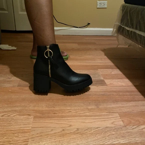 BOOTS - Picture 3 of 5